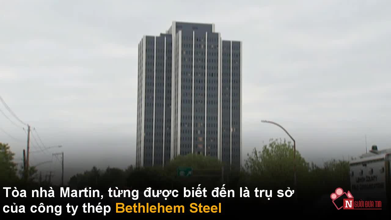 Khoảnh khắc tòa nhà 21 tầng tan biến thành tro bụi tại Mỹ