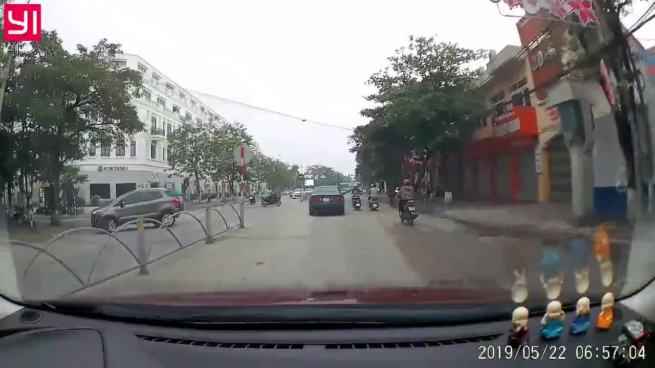 Lạng lách trên đường, nữ tài xế ô tô 'đốn ngã' 2 người đi xe máy