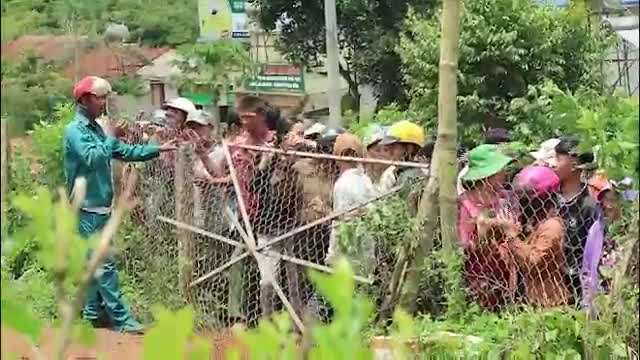 Lực lượng chức năng khám nghiệm hiện trường vụ giết 3 bà cháu ở Lâm Đồng