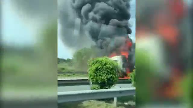 Container bất ngờ bốc cháy ngùn ngụt trên cao tốc Long Thành - Dầu Giây