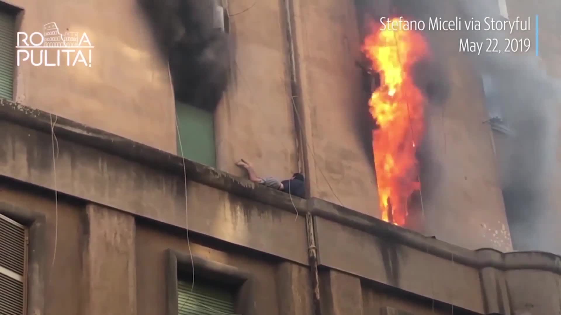 Video: Người đàn ông thoát khỏi đám cháy trên gờ tường