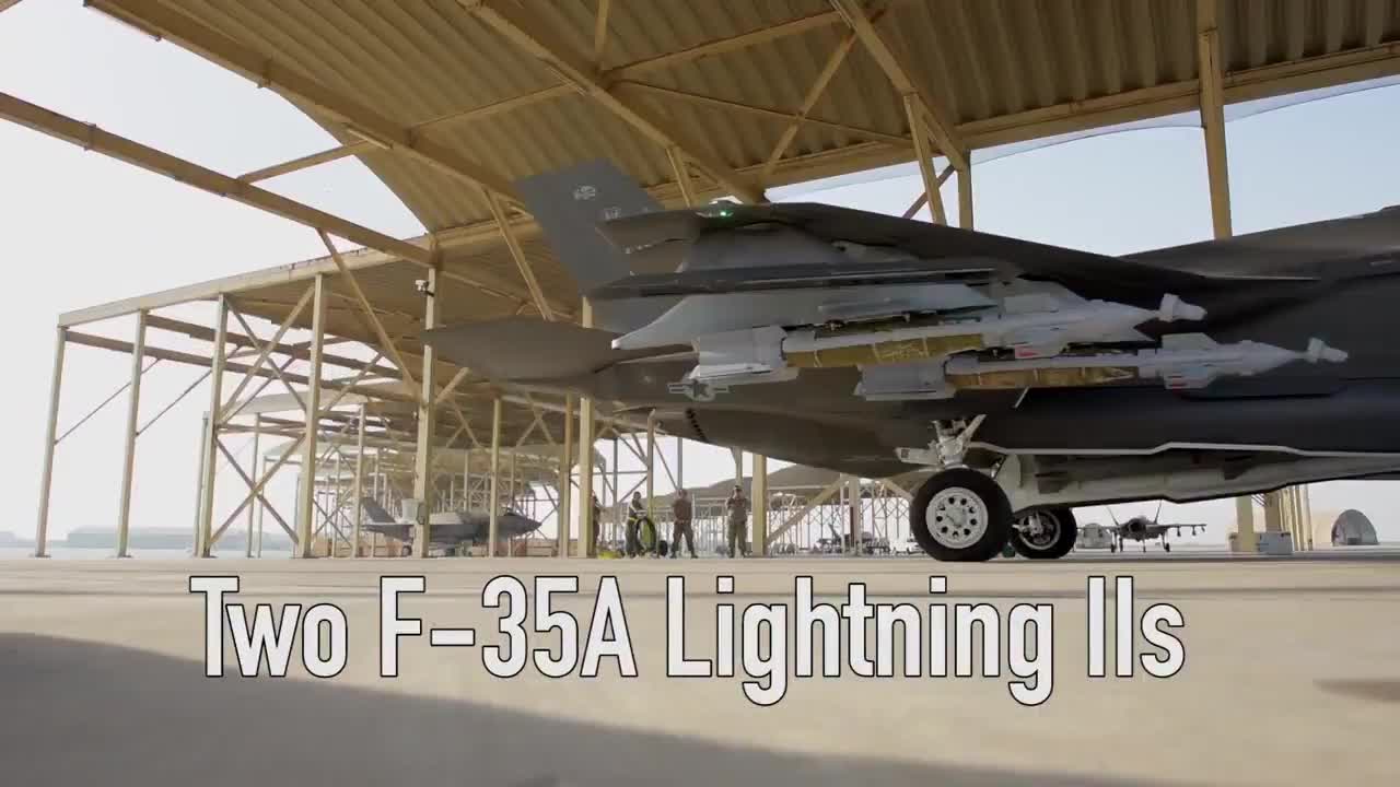 Cặp tiêm kích F-35 trong chế độ “quái thú” thị uy tại Trung Đông