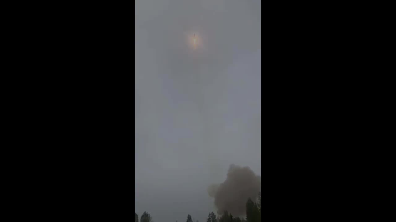 Khoảnh khắc tên lửa của Nga bị sét đánh trúng sau khi rời bệ phóng