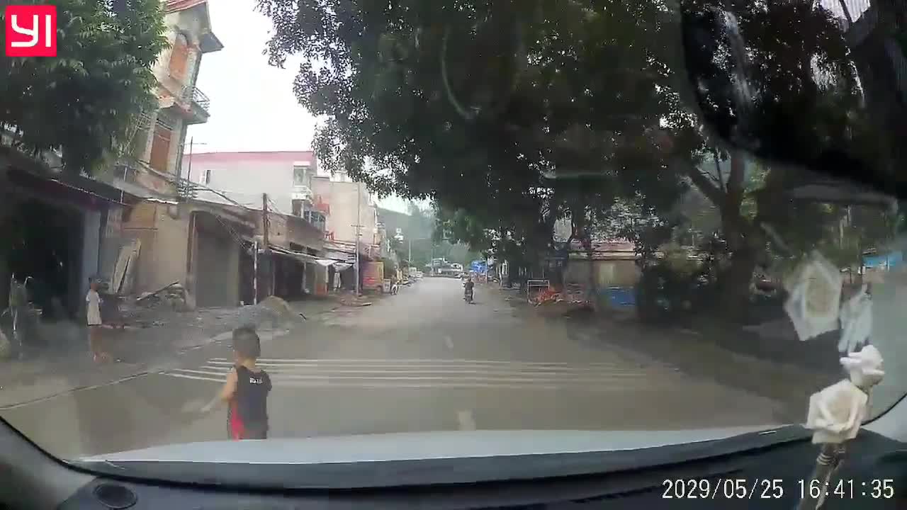 Tài xế đạp phanh kịp thời, cứu sống bé trai băng qua đường đột ngột