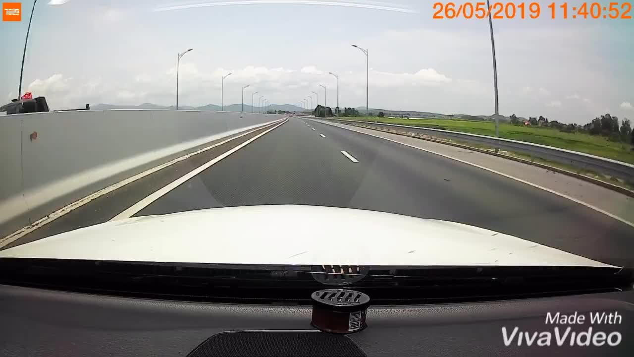 Ô tô chạy ngược chiều kiểu 'tự sát' trên cao tốc Hải Phòng - Quảng Ninh