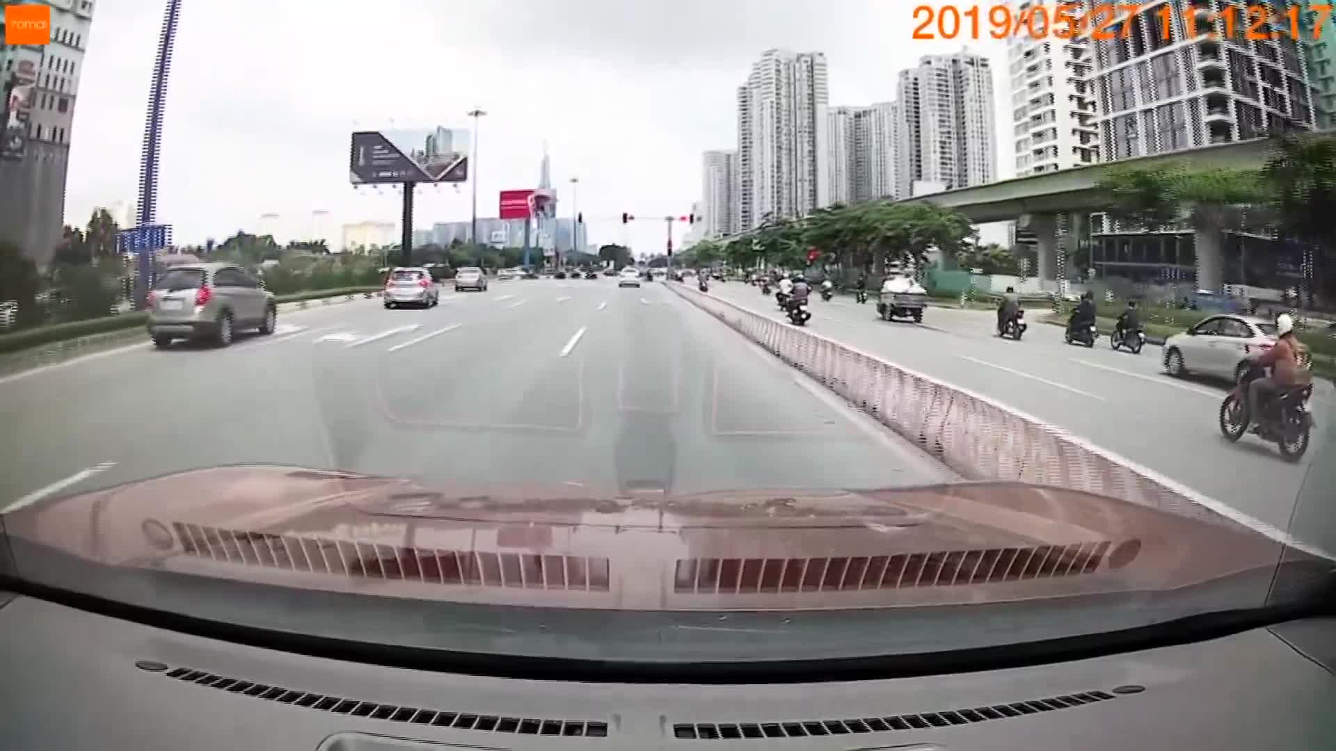 Vượt đèn đỏ, người đàn ông bị ô tô tông gục giữa giao lộ