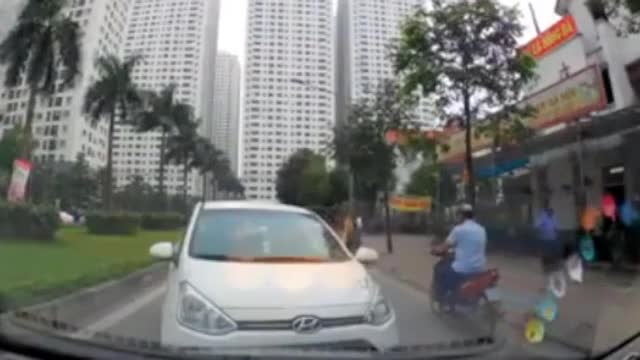 Đi ngược chiều bị ô tô chặn đầu, nữ tài xế dừng xe giữa đường 'ăn vạ'