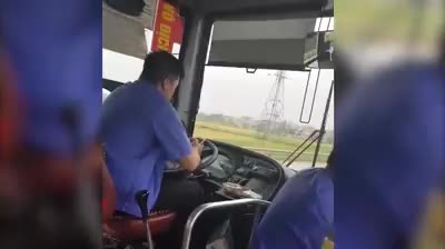 Tài xế vừa lái xe buýt vừa sử dụng điện thoại khiến nhiều người bức xúc