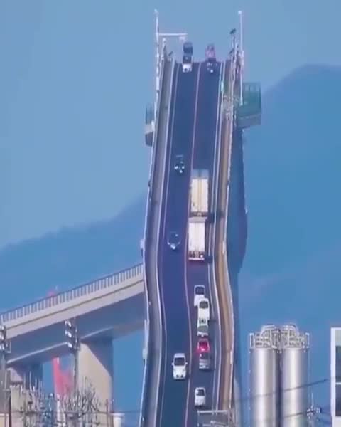 Cận cảnh cây cầu nguy hiểm nhất thế giới khiến cánh tài xế phải phải đổ mồ hôi