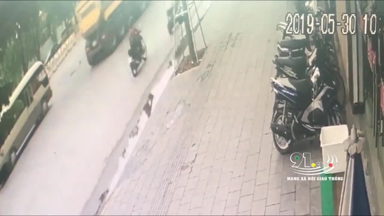 Clip: Khoảnh khắc người đàn ông bị xe ben cán tử vong trên đường Phạm Văn Đồng