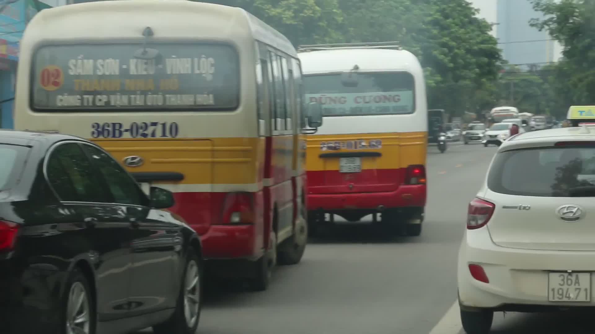 Clip: Xe khách lộng hành chạy trái tuyến, chén ép xe buýt khiến người dân bức xúc