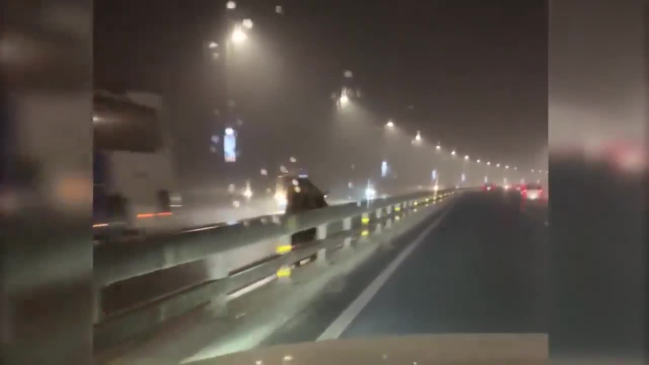 Thót tim cảnh xe máy chạy ngược chiều trên cầu Nhật Tân