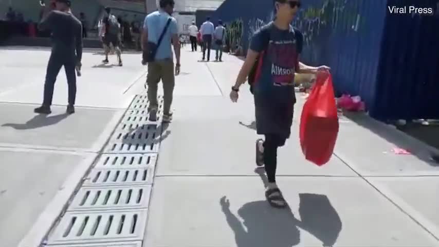 Soup sáng: Cậu bé cởi giày và tất tặng cho người bạn vô gia cư
