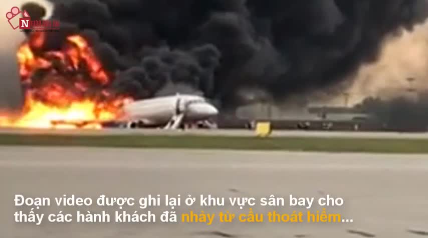 Hành khách hoảng loạn nhảy khỏi máy bay Nga đang bốc cháy