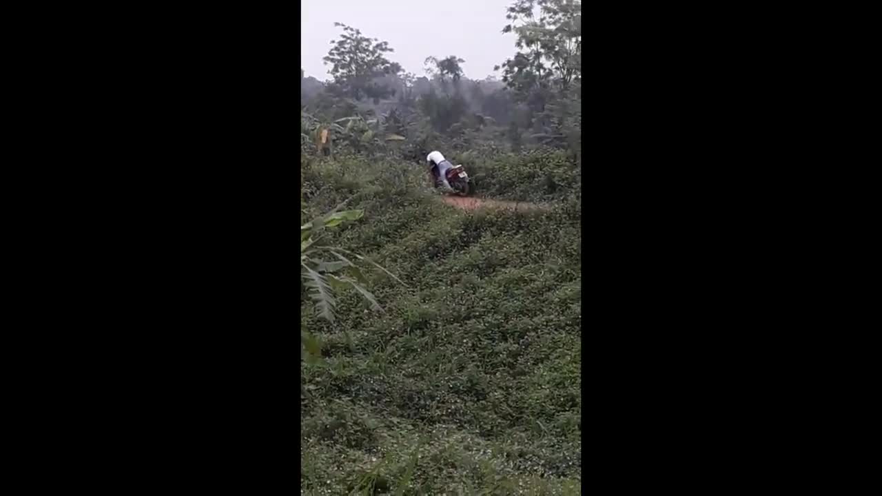 Hiện trường vụ nam thanh niên chết gục trên xe máy ở Phú Thọ