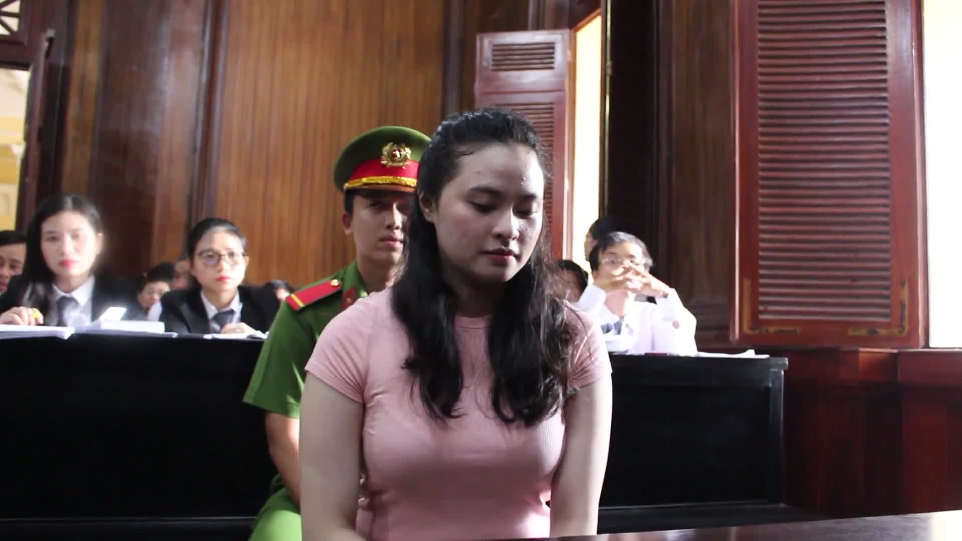 Video: Ngọc Miu bình thản khi mới được áp giải vào phòng xử án
