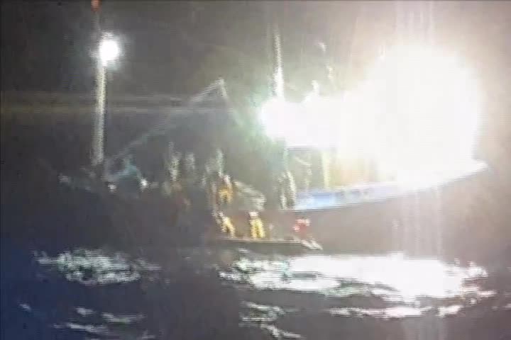Cứu 16 ngư dân gặp nạn trên biển