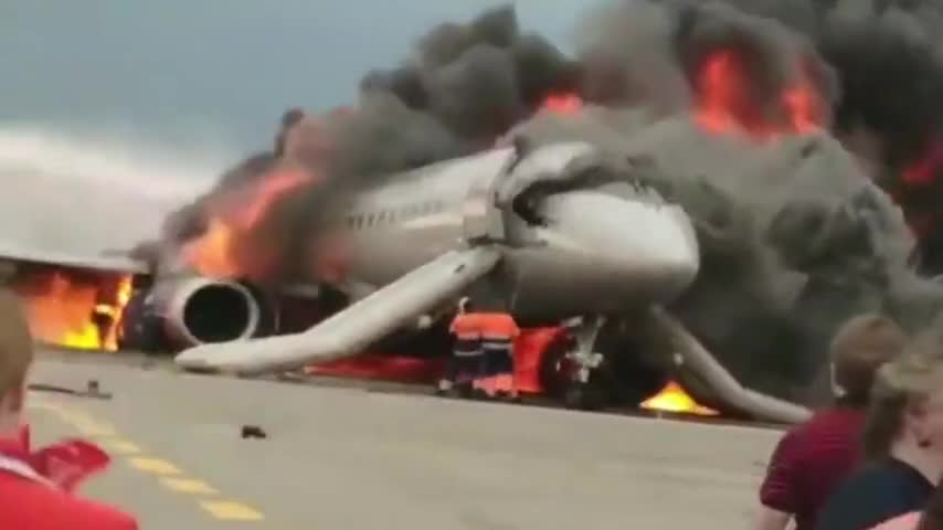 Video cơ phó liều mình cứu cơ trưởng trên máy bay Nga bốc cháy