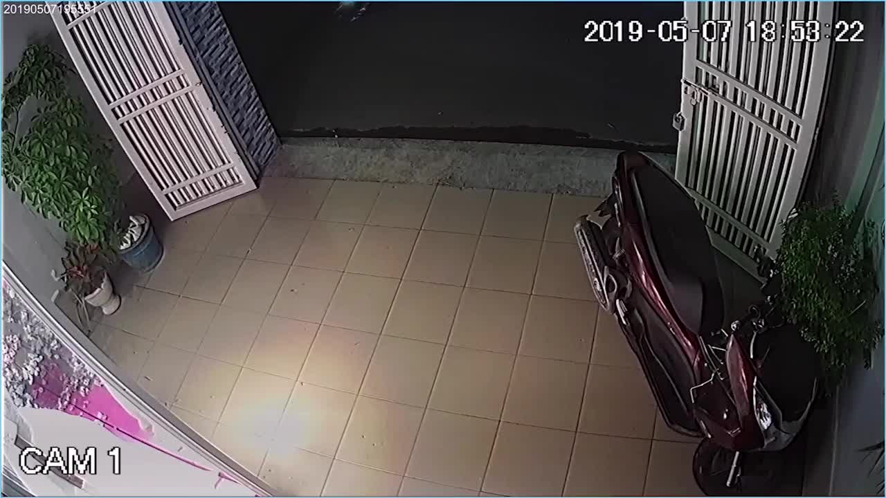 Thanh niên liều lĩnh trộm xe PCX ngay trước cửa nhà dân
