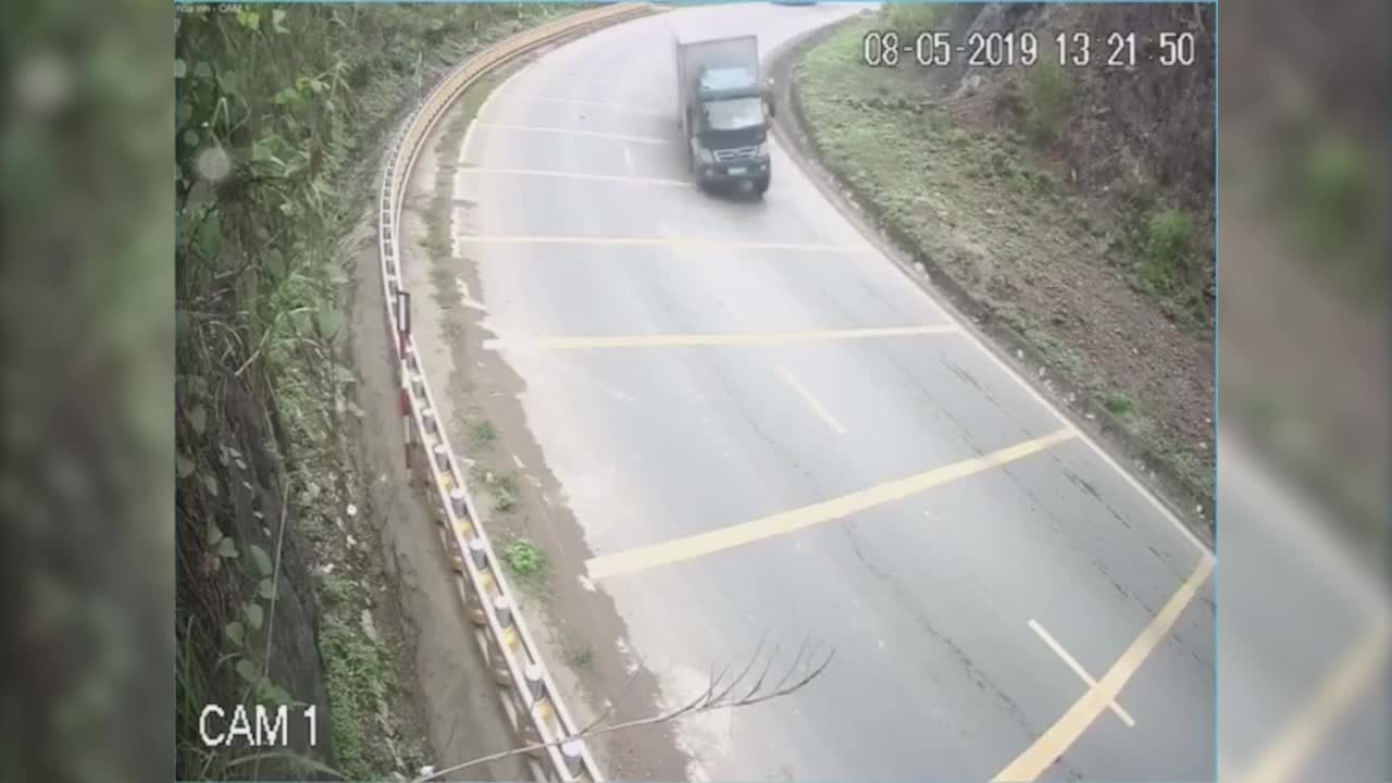 Clip: Ôm cua tốc độ cao, xe tải lật nghiêng tại Dốc Cun