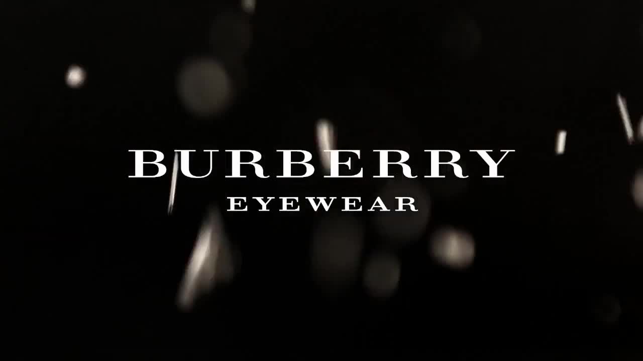 Clip: Bên trong xưởng sản xuất kính mắt Burberry siêu sang chảnh