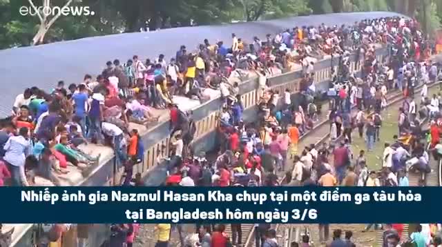 Hàng nghìn người đu bám như kiến trên nóc tàu hỏa để về quê