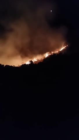 Bán đảo Sơn Trà bốc cháy trong đêm