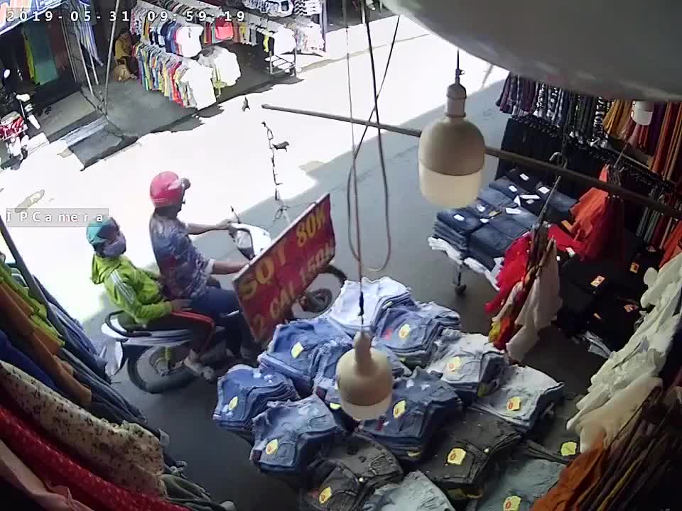 Choáng váng cảnh đôi nam nữ cướp quần jean ở chợ Hạnh Thông Tây