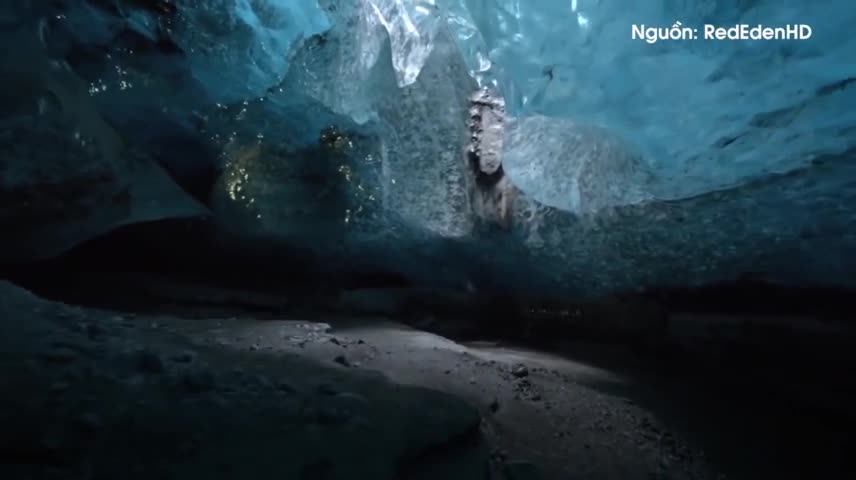 Khám phá hang động băng xanh ngọc huyền bí ở Iceland