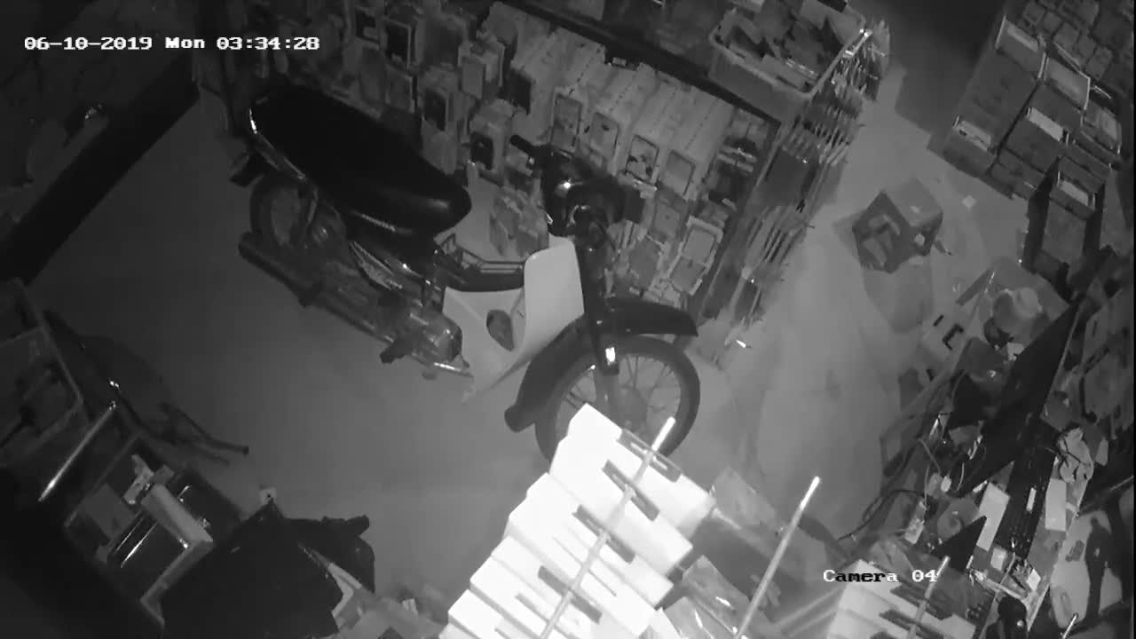 Thanh niên đột nhập vào nhà dân, trộm xe máy trong đêm