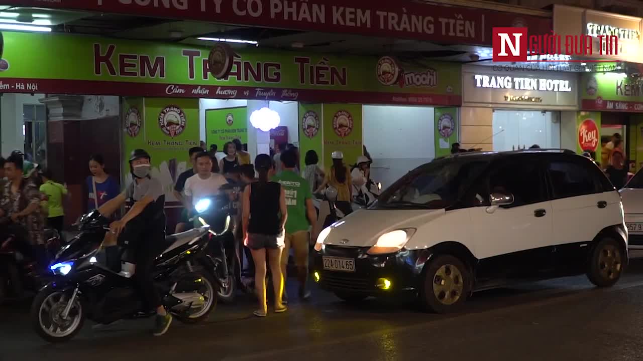 Hà Nội: Người dân dừng đỗ xe giải nhiệt gây ùn tắc giao thông
