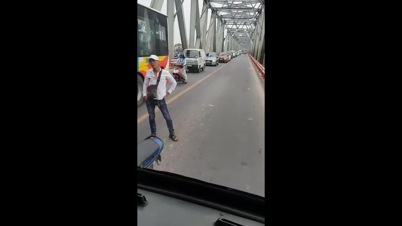 Thanh niên 'đại náo' cầu Chương Dương khi cố tình chặn đầu xe buýt