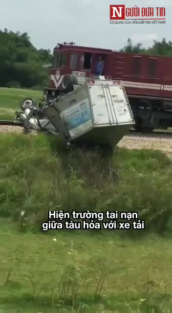 Video hiện trường tai nạn tàu hỏa và xe tải đâm nhau