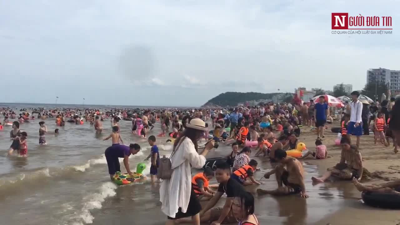 Biển Sầm Sơn chật kín du khách mùa du lịch