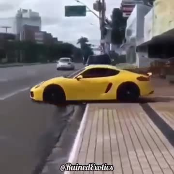 Biểu diễn drift trên phố, Porsche Cayman đâm thẳng vào biển hiệu