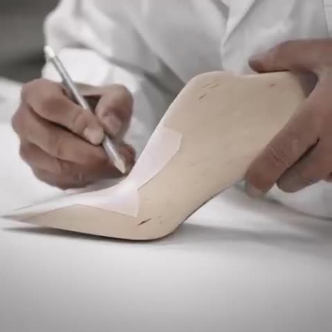 Clip: Hóa ra đây là cách mà thợ thủ công làm ra một đôi giày Dior