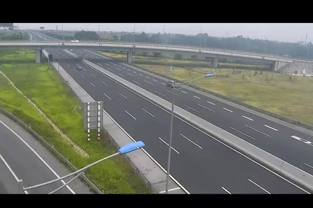 Lại xuất hiện tài xế điều khiển xe Innova đi lùi trên cao tốc Hà Nội - Hải Phòng