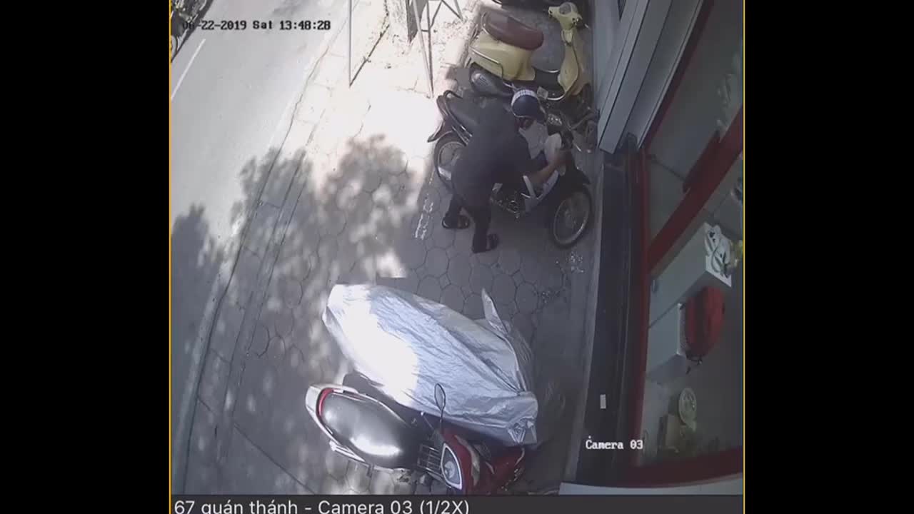 Cận cảnh màn trộm xe máy táo tợn ngay giữa phố Hà Nội