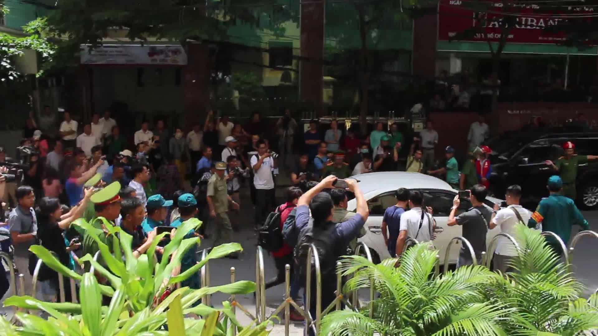 Nguyễn Hữu Linh bị vây kín khi lên xe rời tòa