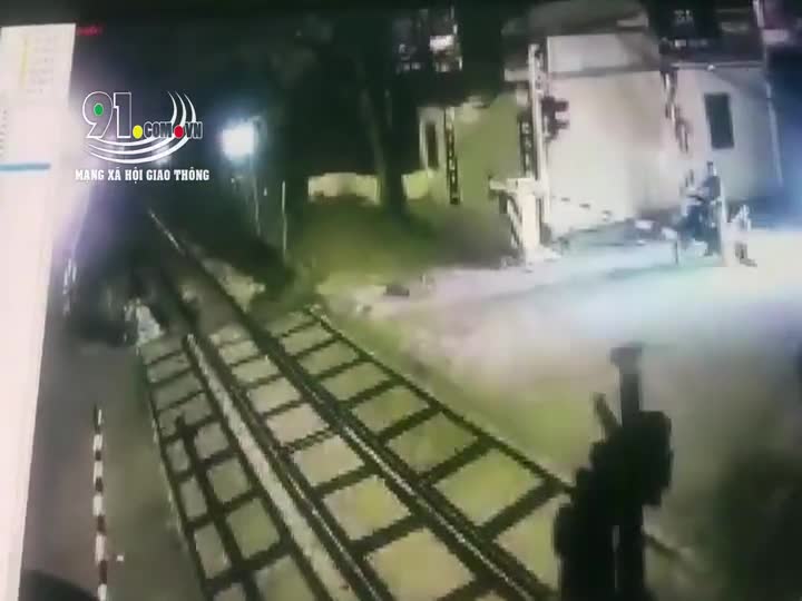Người đàn ông bị tàu hỏa tông trúng khi cố băng qua đường ray