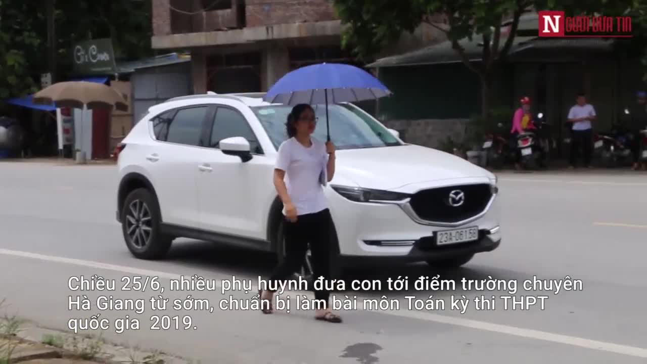 Thời tiết nắng nóng, hàng loạt xe sang tiền tỉ được thí sinh đưa đón sĩ tử Hà Giang
