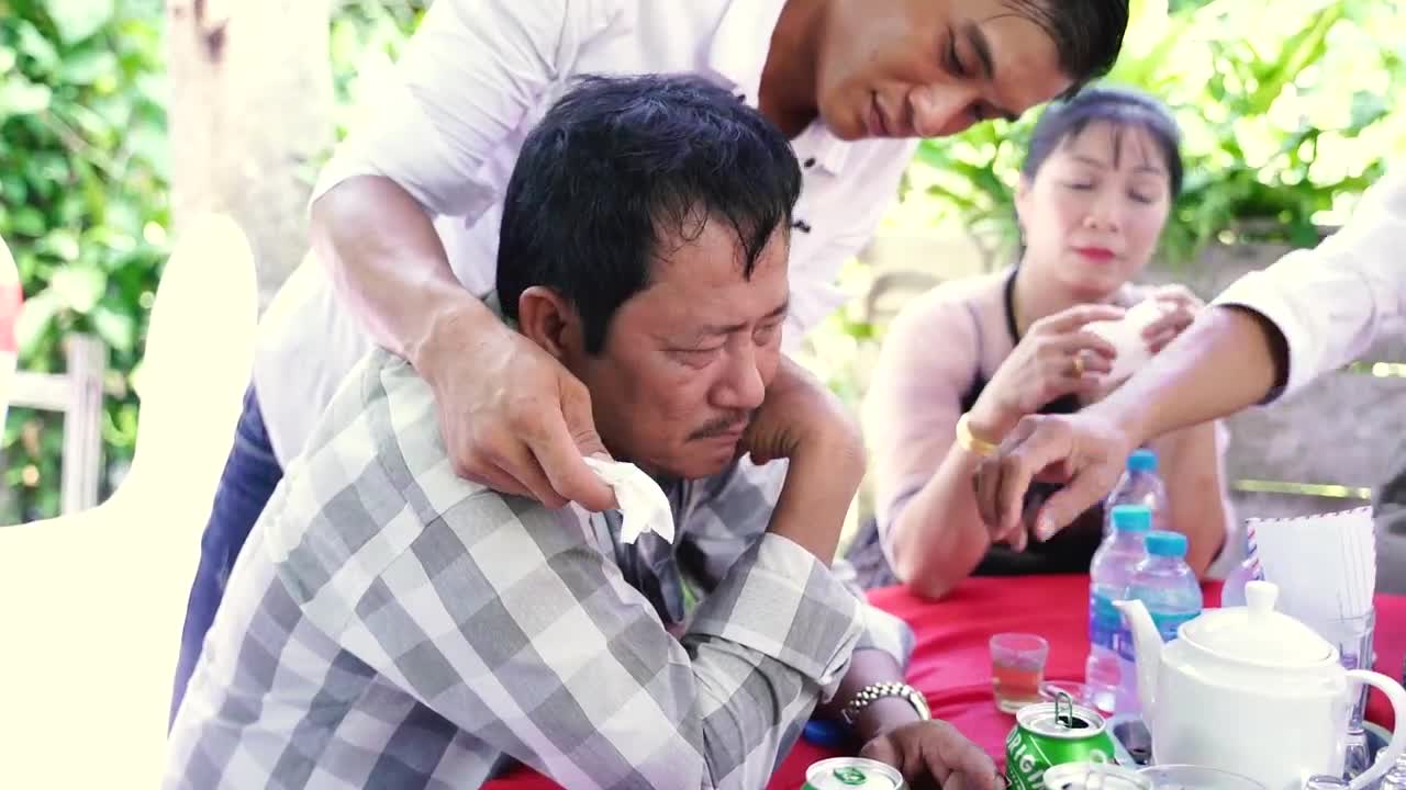 Bố khóc nức nở khi tiễn con gái về nhà chồng gây xúc động