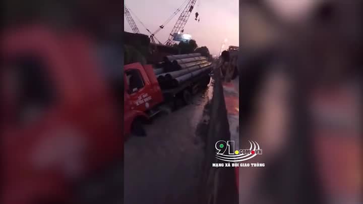 'Hố tử thần' nuốt chửng đầu xe container ở Hà Nội