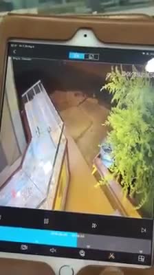 Clip: Camera an ninh quay quay lại cảnh đối tượng trộm tiệm vàng