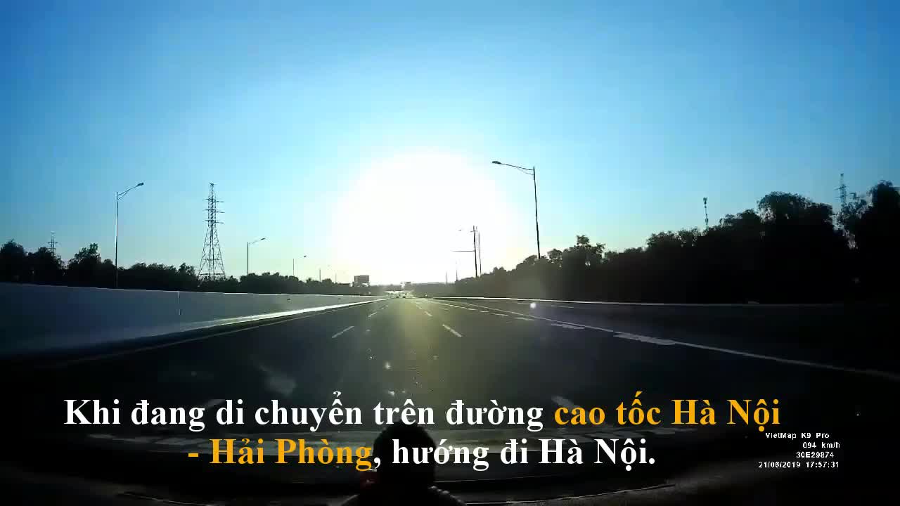 Tài xế đánh lái khẩn cấp, tránh ô tô đi lùi trên cao tốc Hà Nội - Hải Phòng