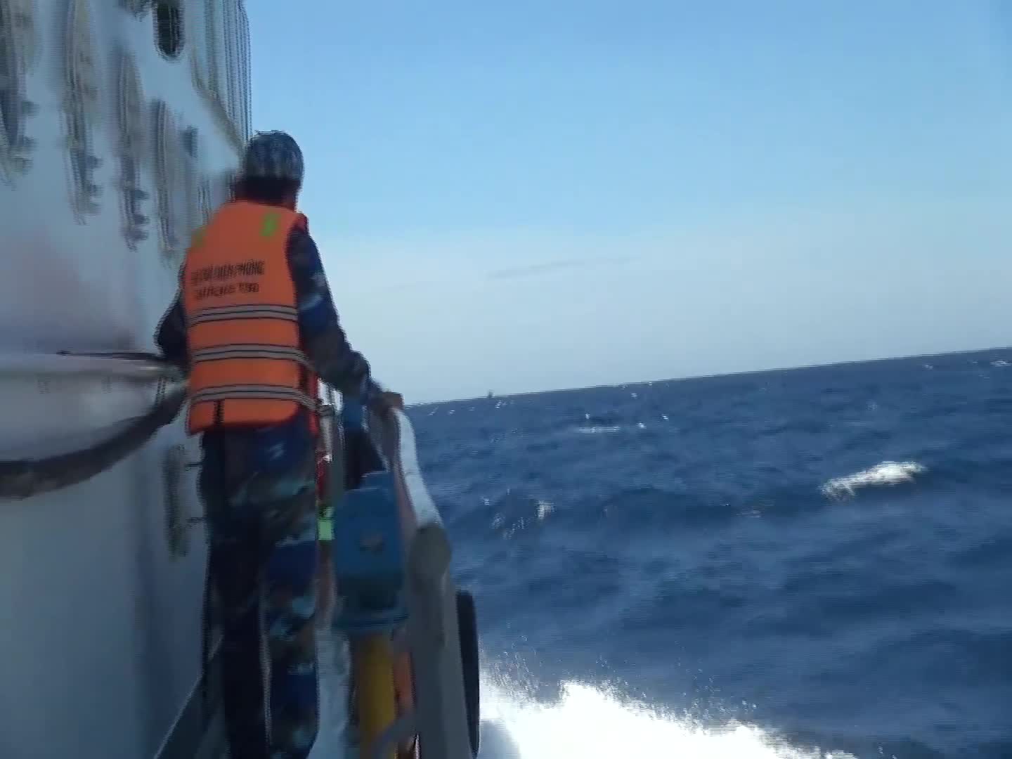 Video: Kịch tính 10 giờ vượt sóng to gió lớn cứu ngư dân gặp nạn trên biển