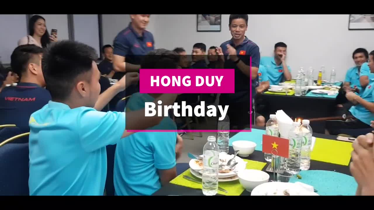 Hồng Duy bị đồng đội úp trọn bánh kem vào mặt trong ngày sinh nhật