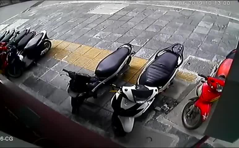Clip: Màn trộm xe máy nhanh như chớp ngay giữa phố Hà Nội
