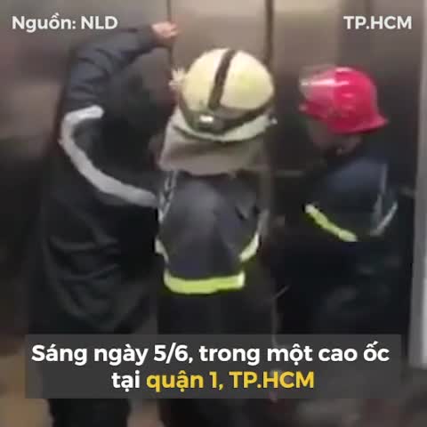 Cảnh sát PCCC phá cửa, cứu 21 người mắc kẹt trong thang máy