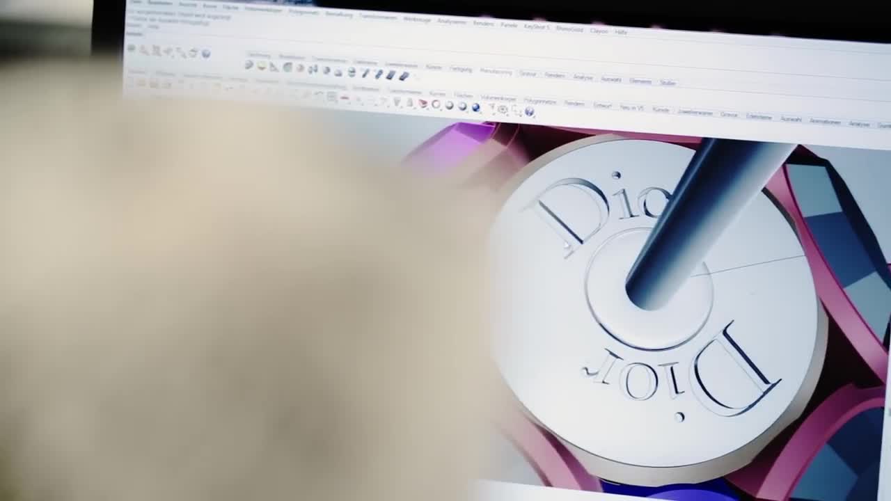 Cách tạo nên một đôi bông tai cực tinh xảo của Dior